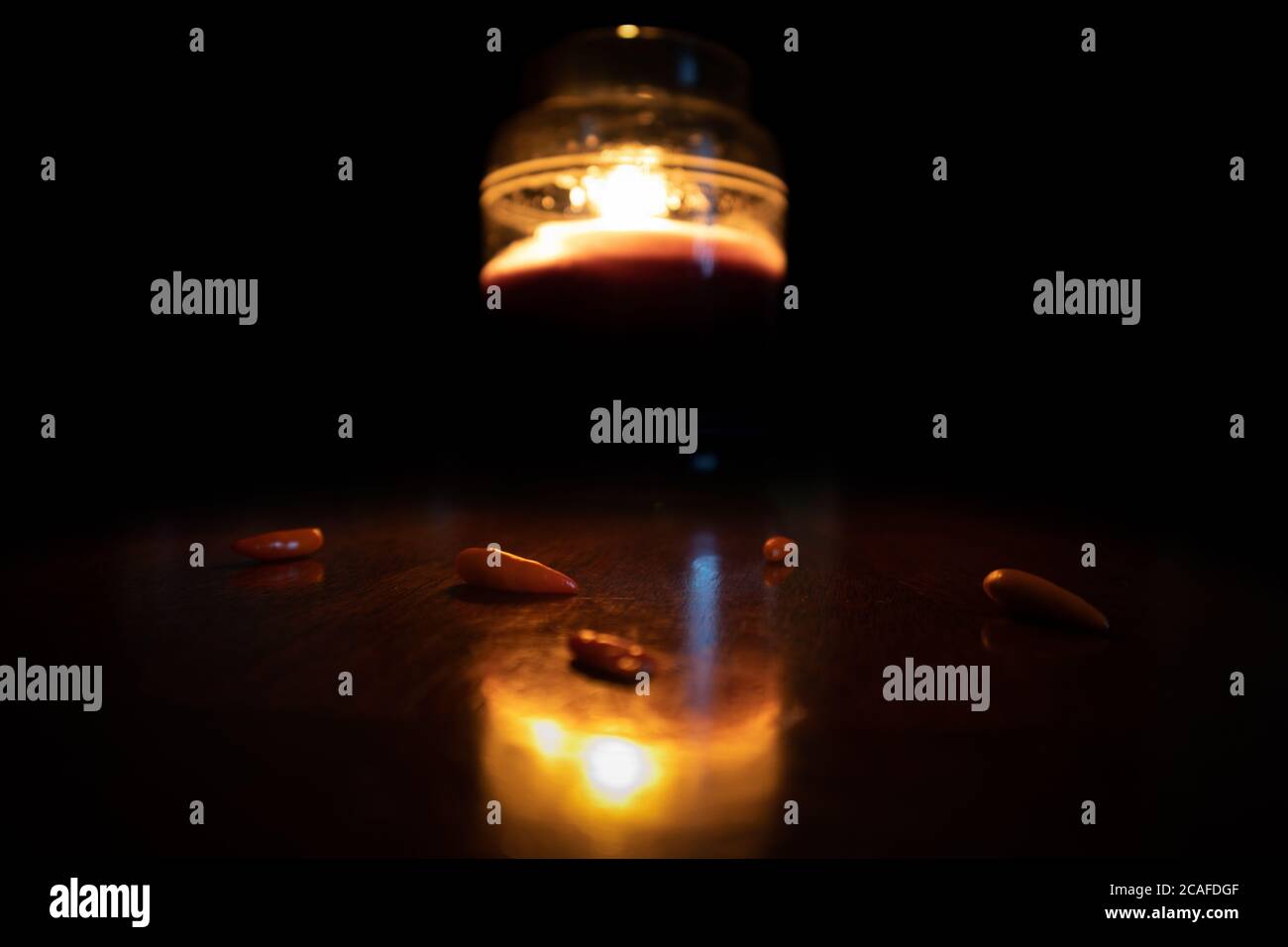 Paprika wird von Kerzenlicht angezündet Stockfoto