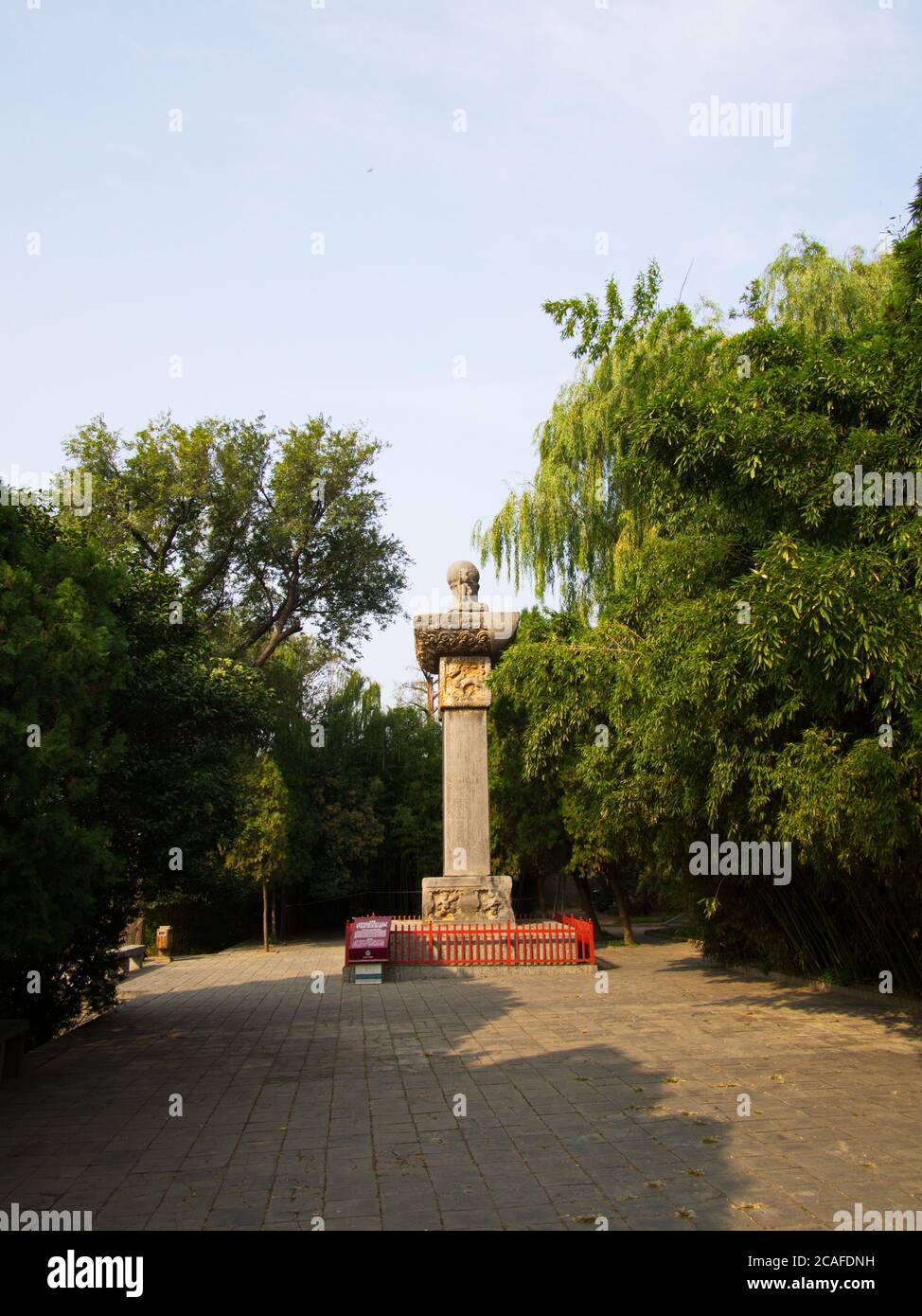 Große Tafel des Tang-Steins am Tor des Shaolin-Tempels. Berühmte und älteste Steintafel in der Tang-Dynastie. Dengfeng, Stadt Zhengzhou, Provinz Henan Stockfoto