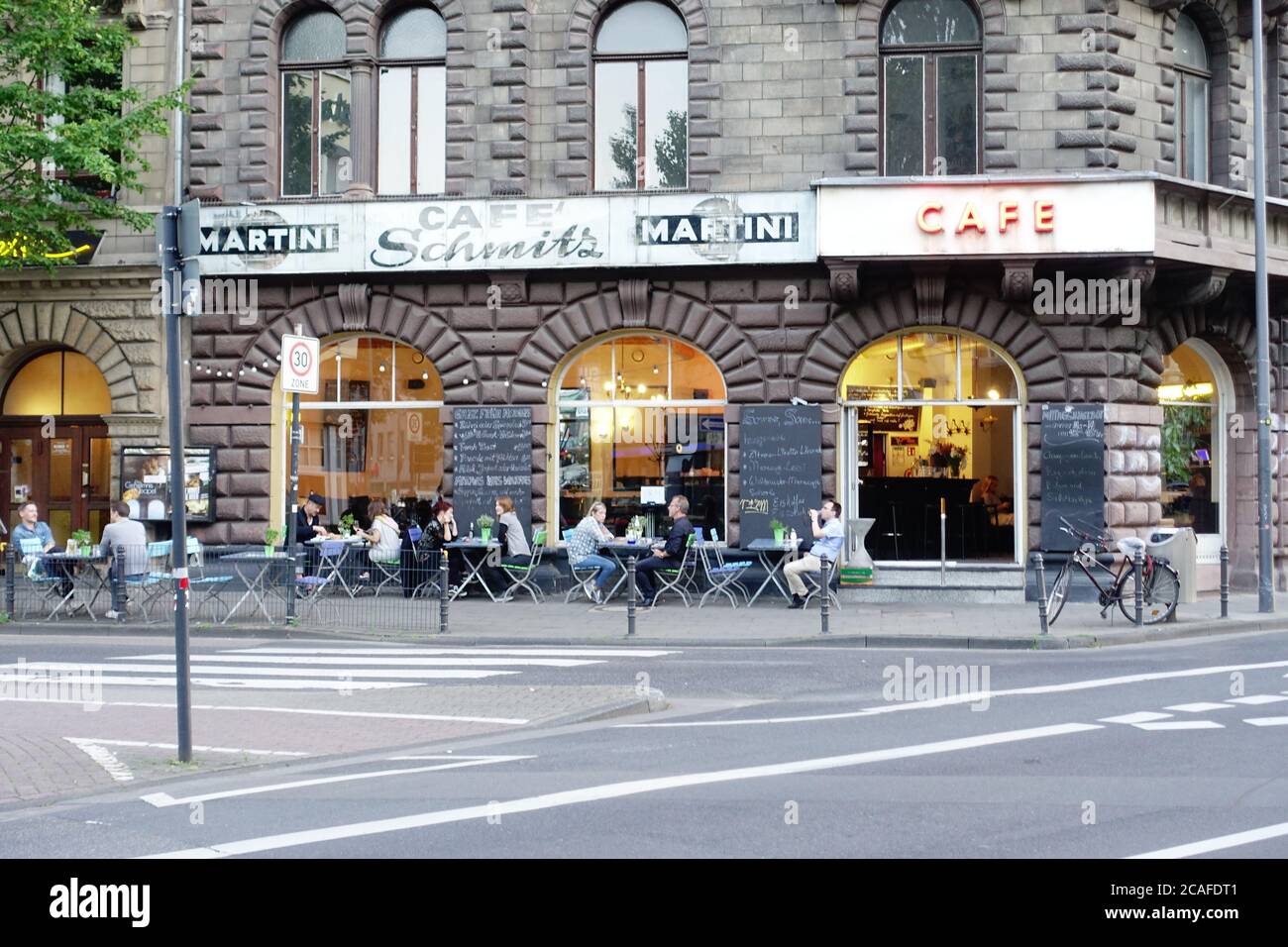 KÖLN, DEUTSCHLAND - 17. Aug 2018: Leute, die eine gute und entspannte Zeit im Café Schmitz haben Stockfoto