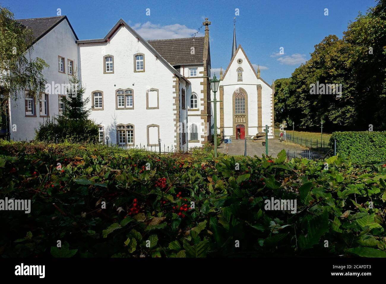HEIMBACH, DEUTSCHLAND - 01. Sep 2018: Blick auf die Abtei Mariawald in Heimbach/Eifel an einem sonnigen Tag Stockfoto