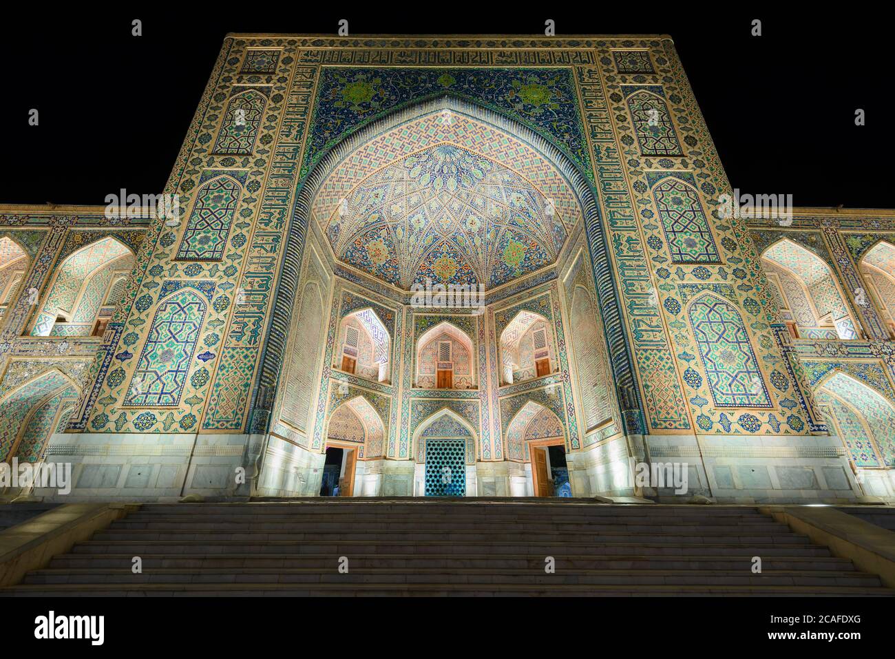 Iwan von Tilya Kori Madrasa bei Nacht in Samarkand, Usbekistan. Detailansicht des dekorierten pishtaq in Tilya Kari Madrasah. Islamische Architektur. Stockfoto
