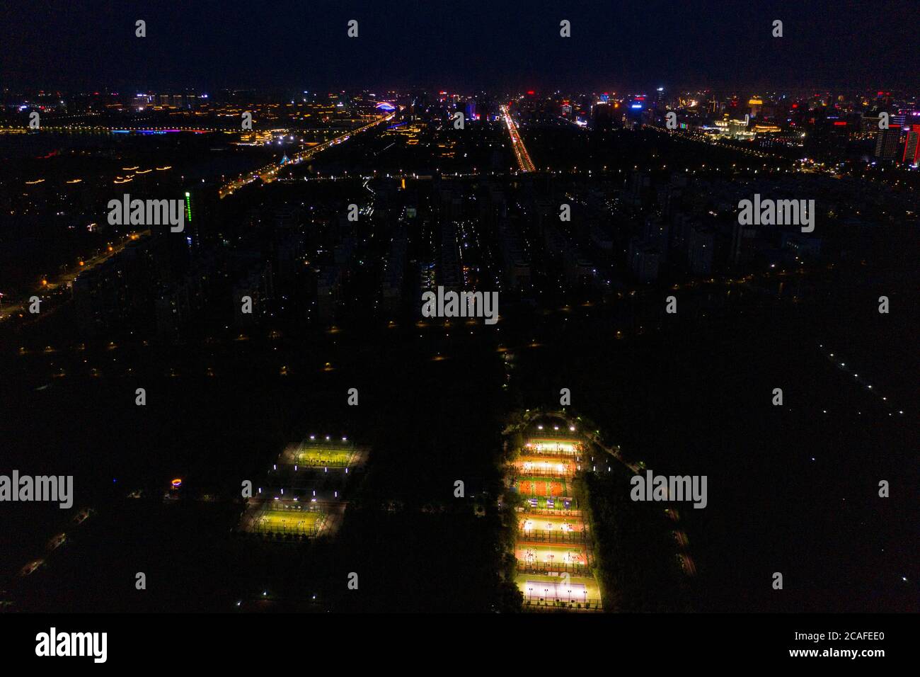 Yinchuan. Juli 2020. Das Foto, das am 29. Juli 2020 mit einer Drohne aufgenommen wurde, zeigt Menschen, die nachts im Yuxiu Park in Yinchuan, der Autonomen Region Ningxia Hui, im Nordwesten Chinas, trainieren. Yinchuan Stadt bietet ausreichende und mehrere Sportanlagen für die Bürger in der Nacht zu trainieren. Quelle: Feng Kaihua/Xinhua/Alamy Live News Stockfoto