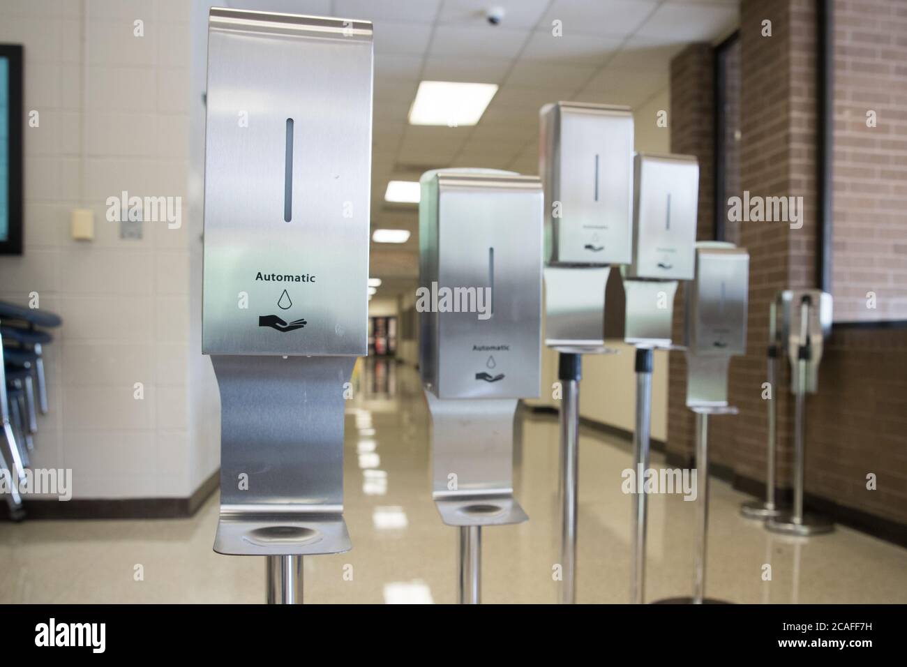 6. August 2020: Mehrere Händedesinfektionsstationen warten auf den Einsatz in Vorbereitung auf den ersten Schultag am E.C. Mason Grundschule in Manvel, Texas. Prentice C. James/CSM Stockfoto