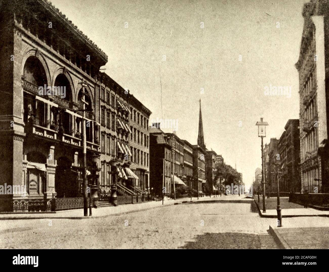 Fifth Avenue, nördlich von der 18th Street, mit Chickering Hall, South Church (Reformierte) und Union Club. New York City, um 1885 Stockfoto