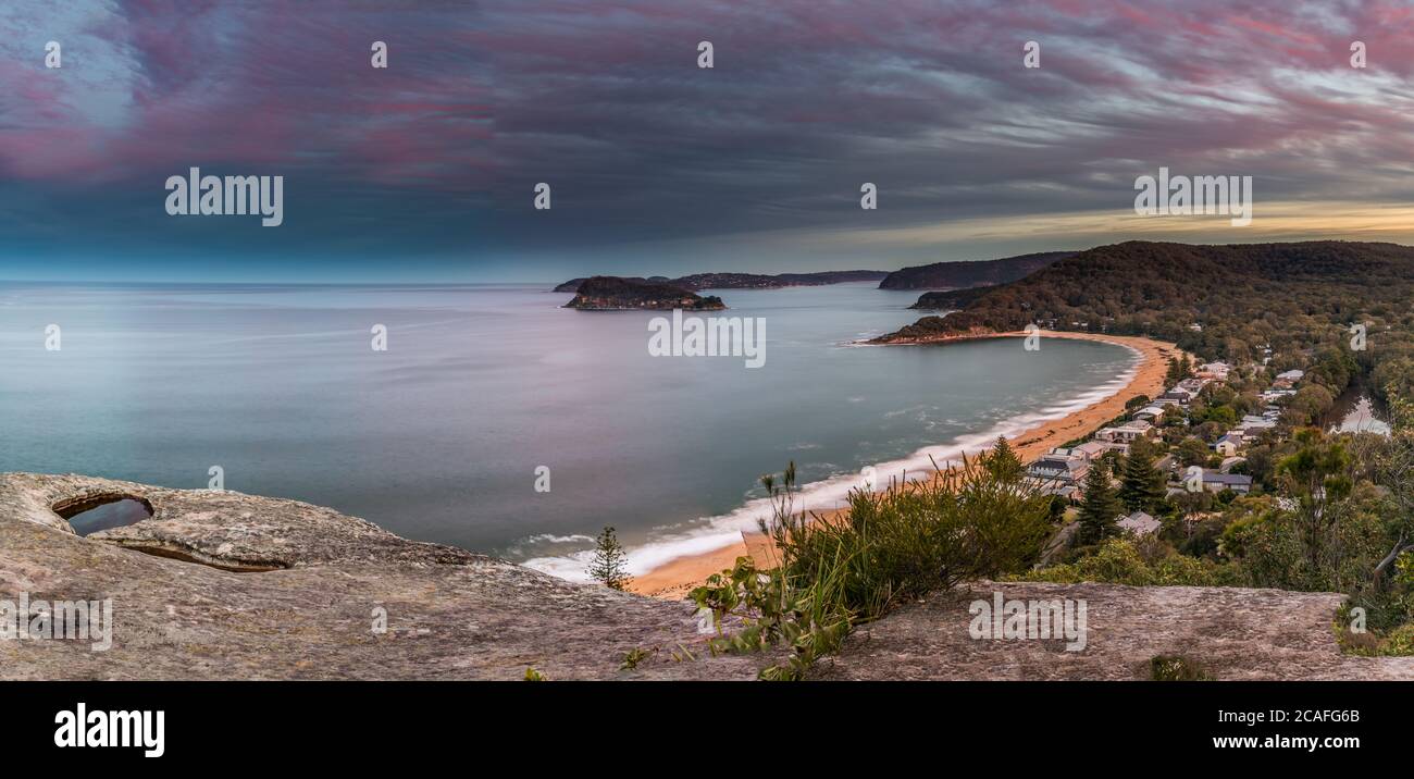 Sonnenuntergang über Broken Bay mit Blick auf Lion Island Und Barrenjoey Headland in der Entfernung vom Mount Ettalong Lookout Am Pearl Beach auf der Stockfoto