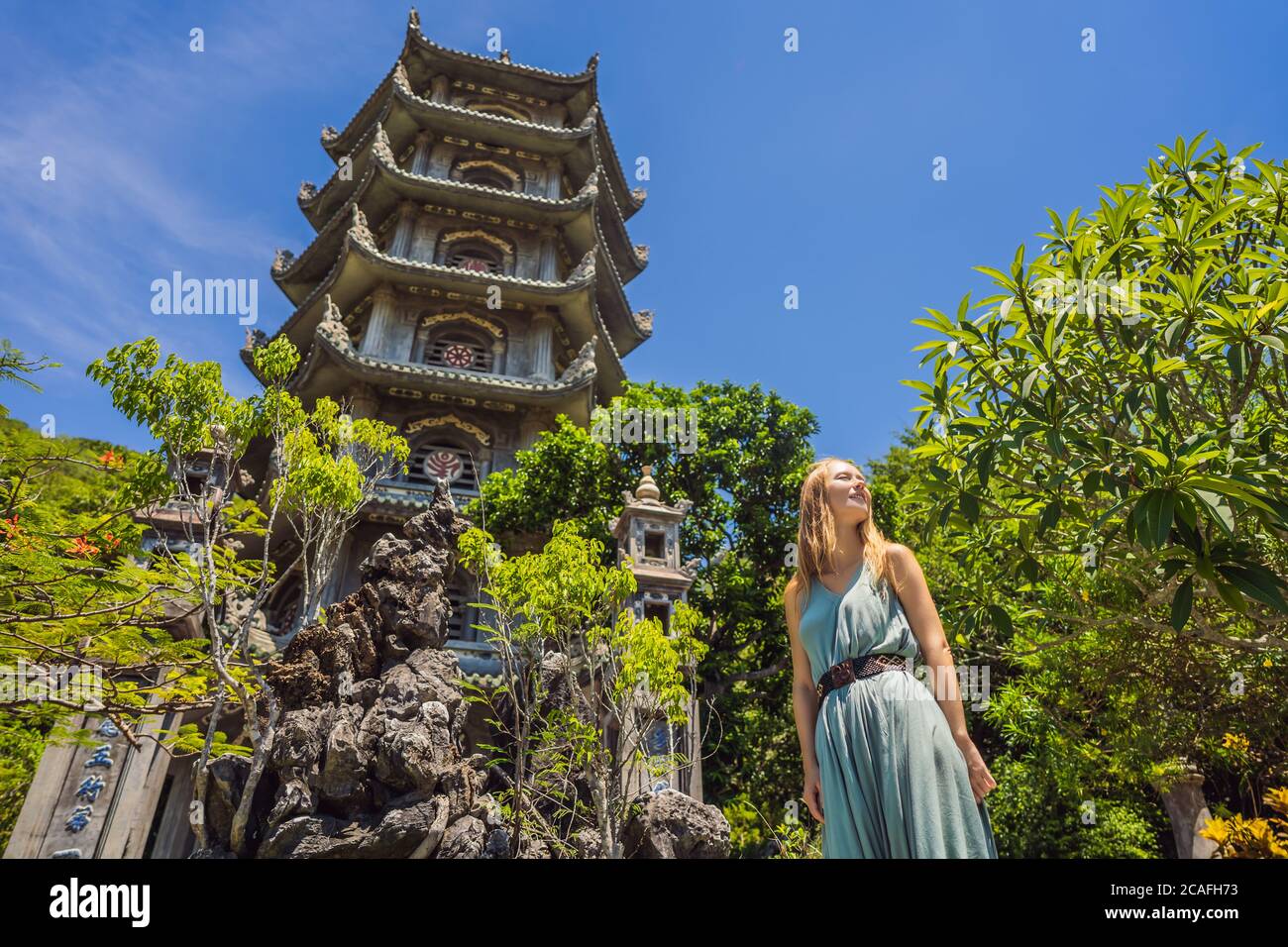 Frau Tourist in Non Nuoc Pagode an den Marmorbergen in Danang Stadt in Vietnam Stockfoto