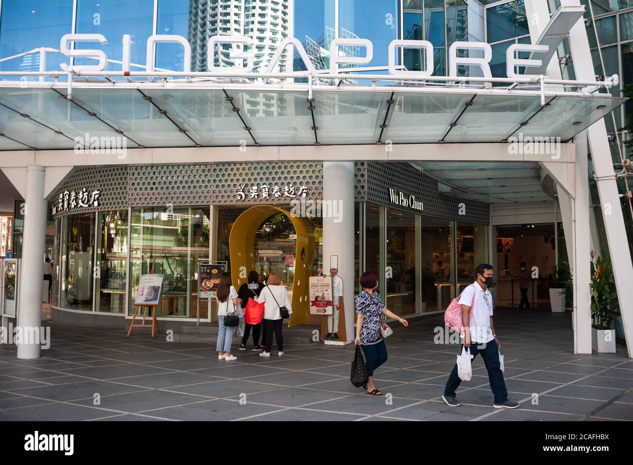 17.07.2020, Singapur, Republik Singapur, Asien - Menschen tragen eine schützende Gesichtsmaske, um vor einer Infektion mit Covid-19 zu schützen. Stockfoto