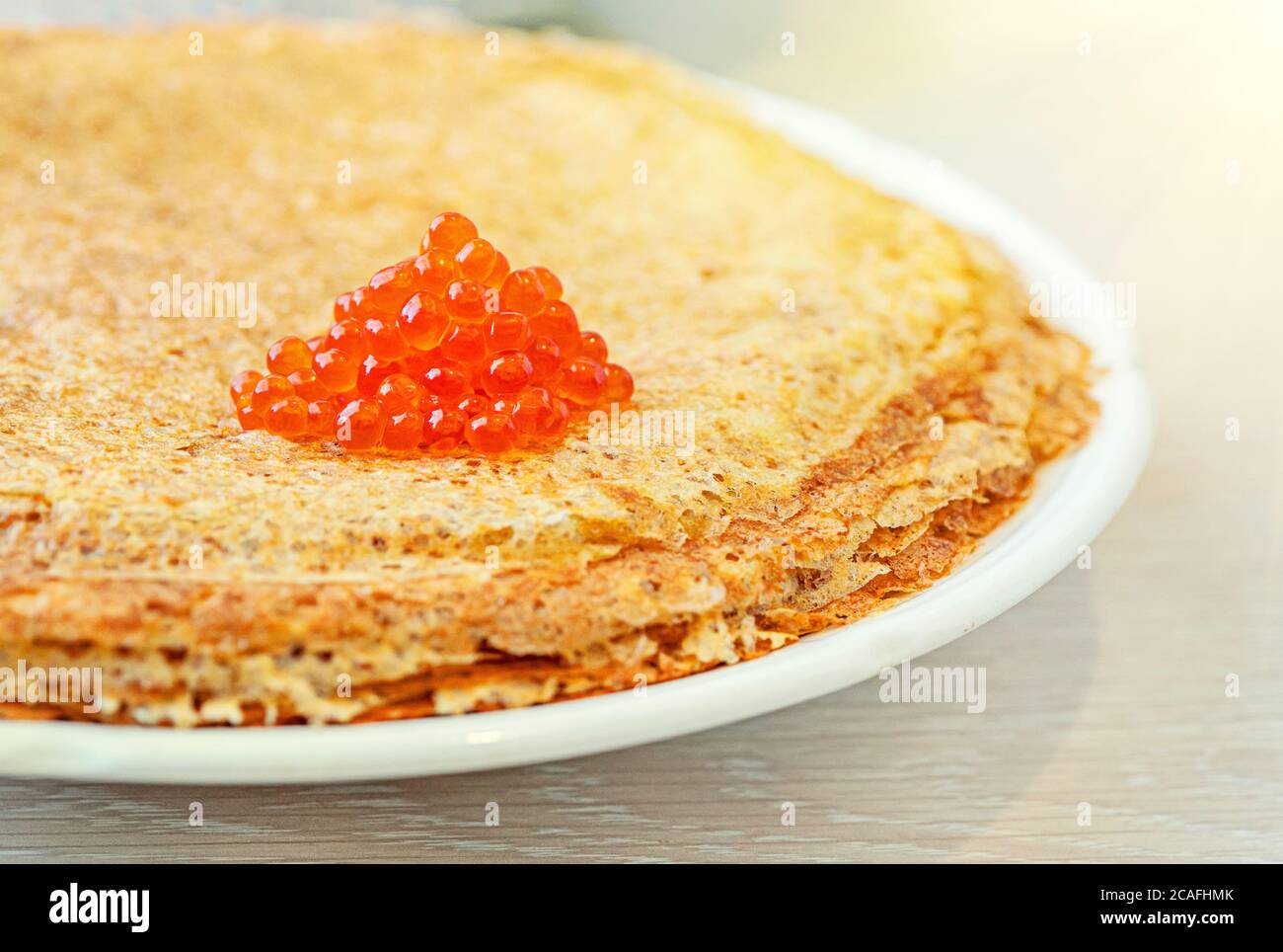 Traditionelle russische Vorspeise von Pfannkuchen und rotem Kaviar, teure Gericht auf Shrovetide, bevor ausgeliehen. Stockfoto