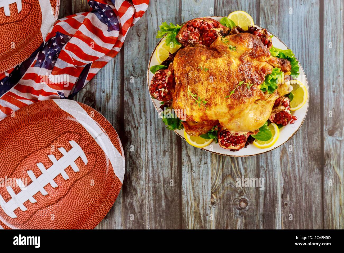 Gebratenes Huhn für american Football Game Party mit amerikanischer Flagge Dekoration. Stockfoto