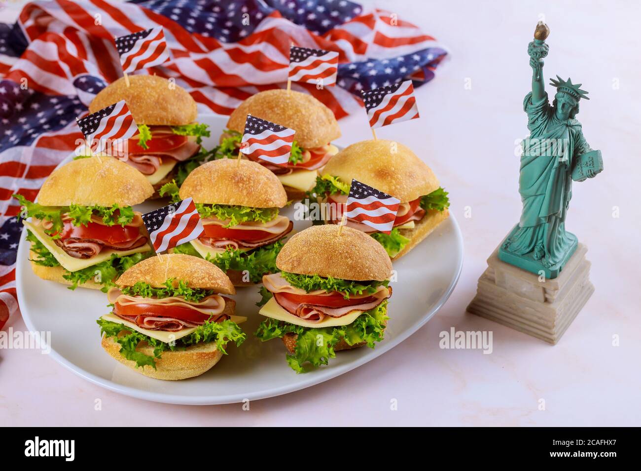 Sandwiches mit amerikanischer Flagge und Freiheitsstatue. Amerikanisches Urlaubskonzept. Stockfoto