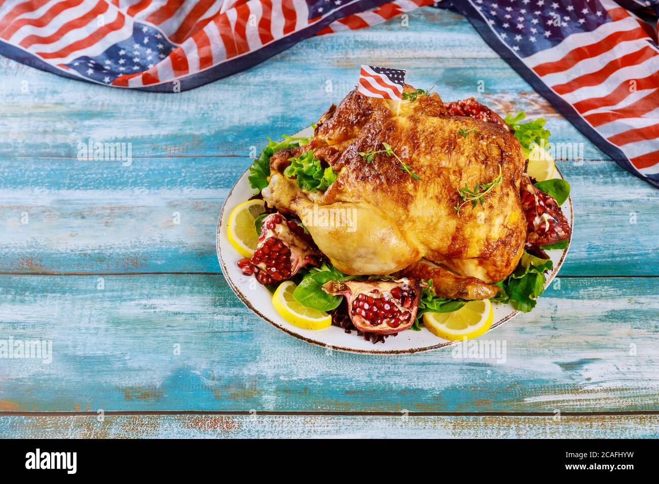 Juli der 4. Party gebratenes Huhn und Salat mit amerikanischer Flagge. Stockfoto