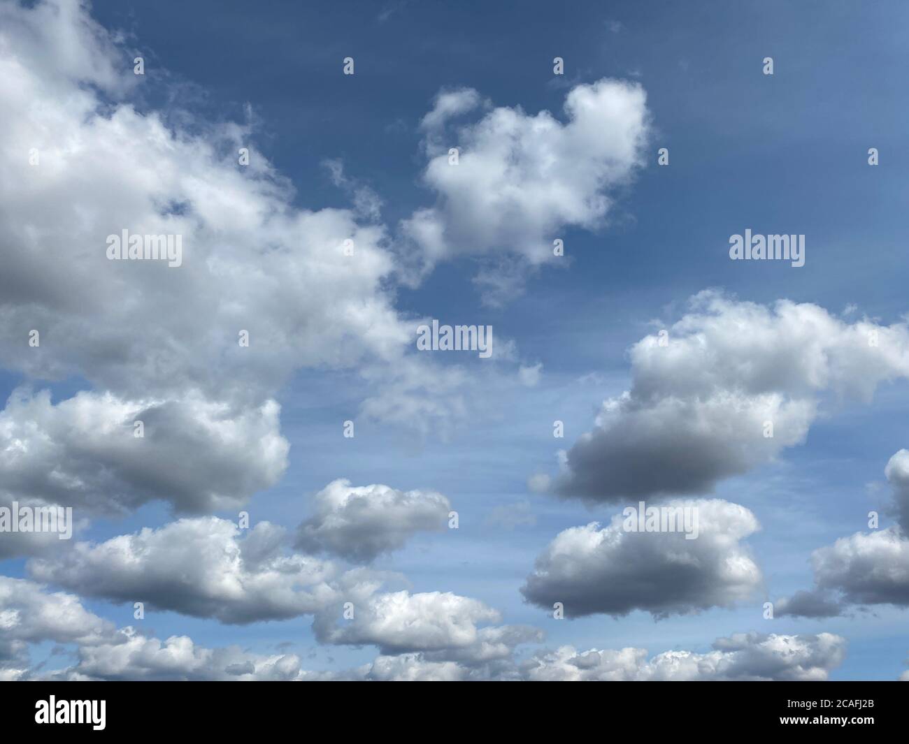 blauer Himmel und weiße Wolken-Hintergrund Stockfoto