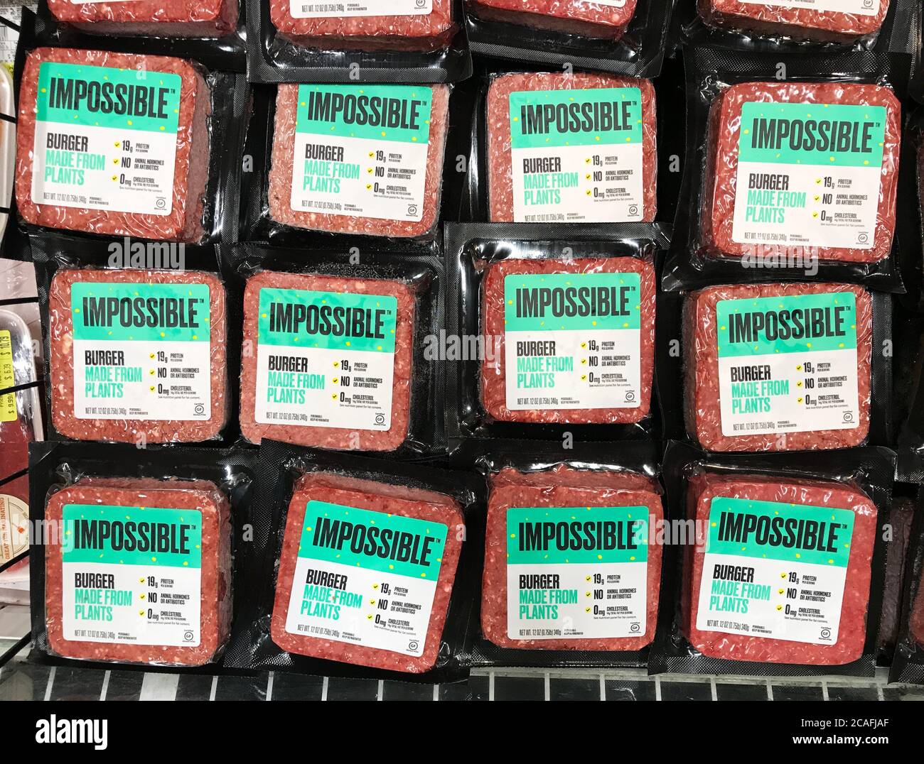 Impossible Foods Marke pflanzenbasierte Impossible Burger für vegane Kunden in der Fleischabteilung des Lebensmittelgeschäftes - San Jose, Kalifornien, USA - Stockfoto