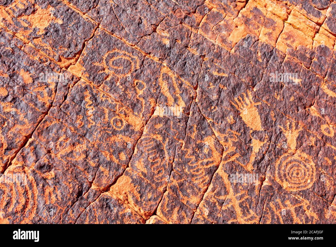 Alte Petroglyphen auf Sandsteinfelsen in der Wüste des amerikanischen Südwestens geschnitzt. Stockfoto