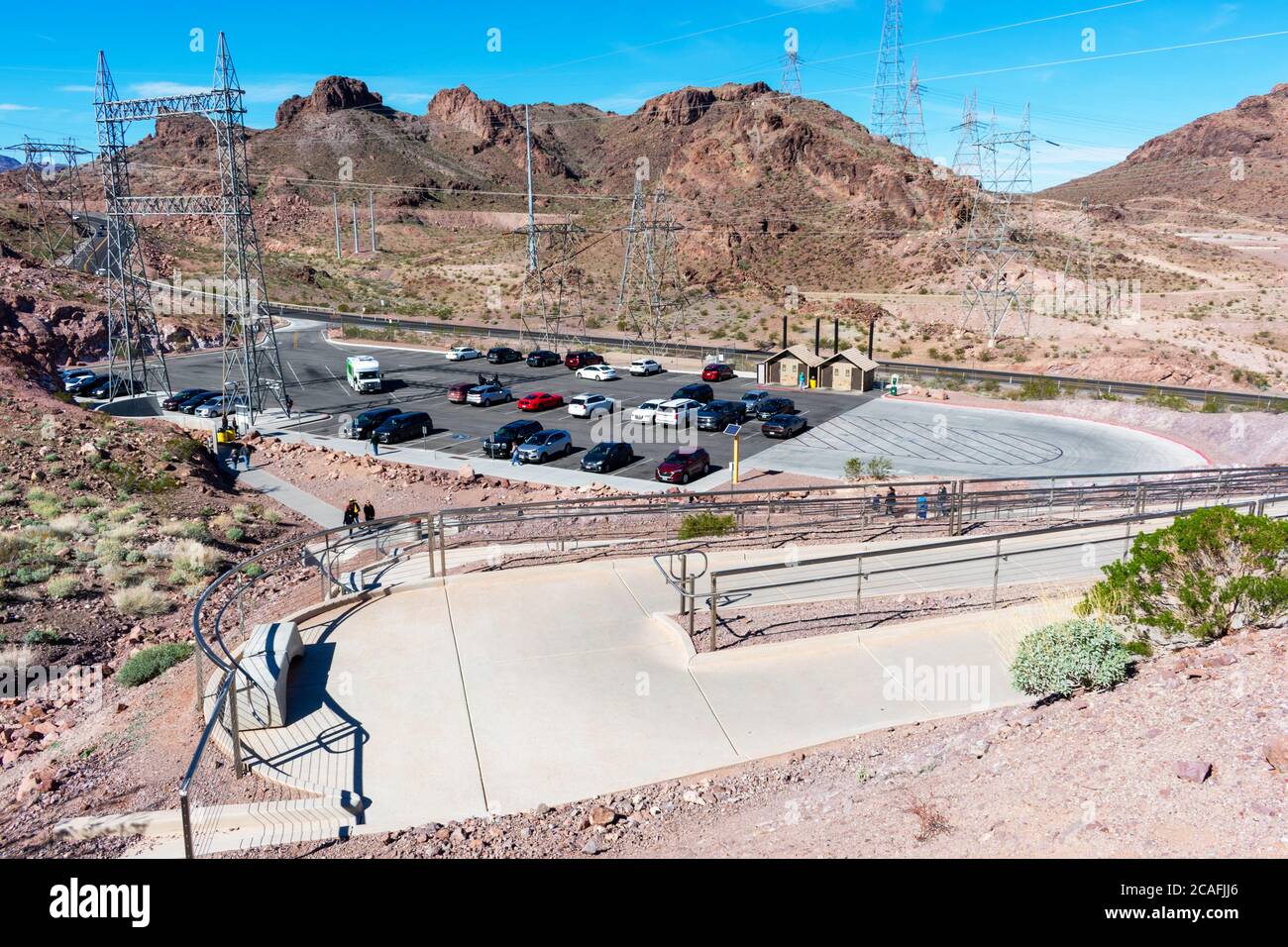 Erhöhter Blick auf halb leeren Parkplatz im Freien von Mike O'Callaghan - Pat Tillman Memorial Bridge von der Spitze Rollstuhlgerecht, behindertengerecht Stockfoto