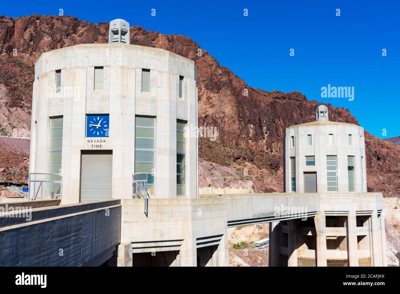 Zwei Wasseraufnahmetürme auf der Nevada-Seite des historischen Hoover Dam. Eine Uhr, die Nevada Zeit anzeigt - Las Vegas, Nevada, USA - 2020 Stockfoto