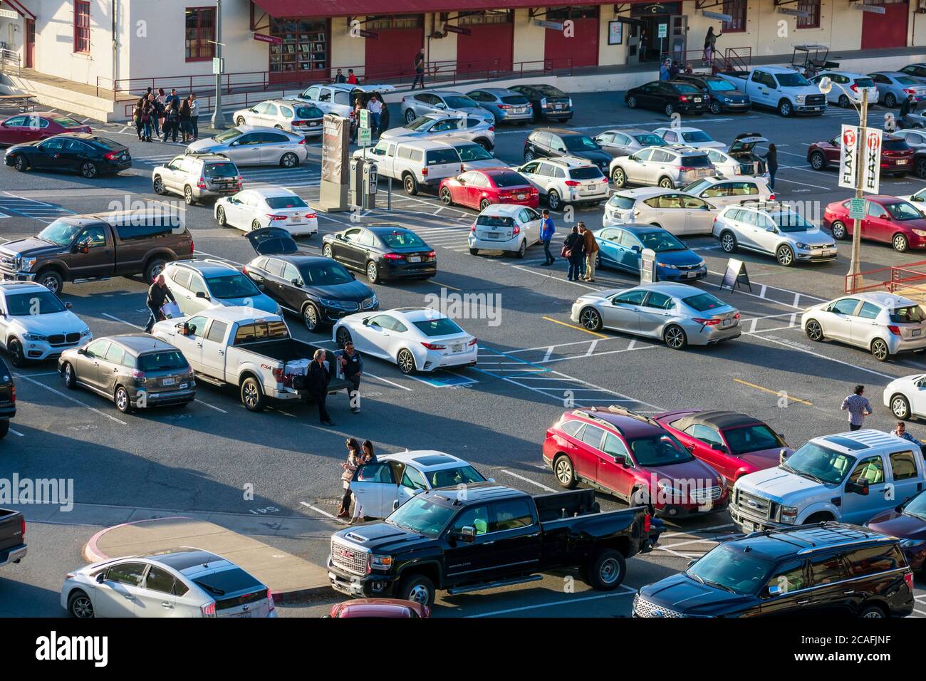 Luftaufnahme des geschäftigen und vollen Parkplatzes mit Autos an- und abfahren, Menschen warten am Fort Mason Center for Arts and Culture Stockfoto