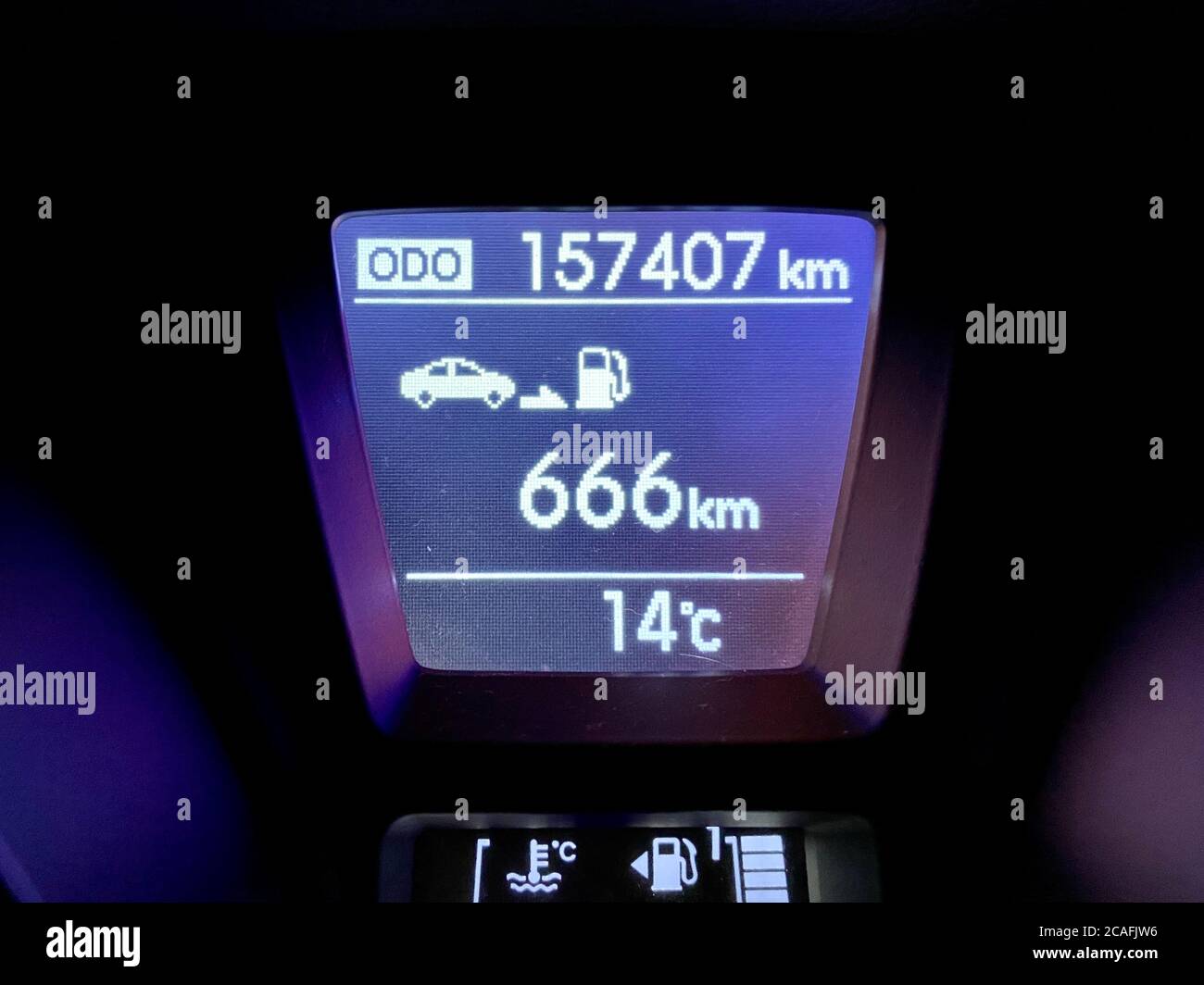Auto Bord Computer Display in der Nacht. Stockfoto