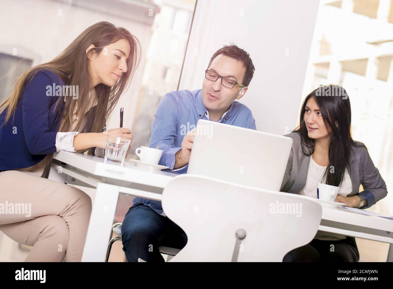 Holländische Winkelaufnahme der Hochschulen, die ein Projekt in einem diskutieren Büro Stockfoto