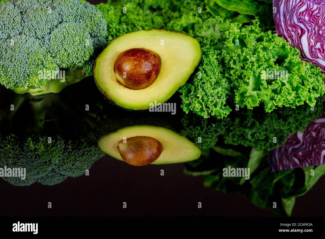 Gemüse Reflexion in der glatten schwarzen Oberfläche. Stockfoto