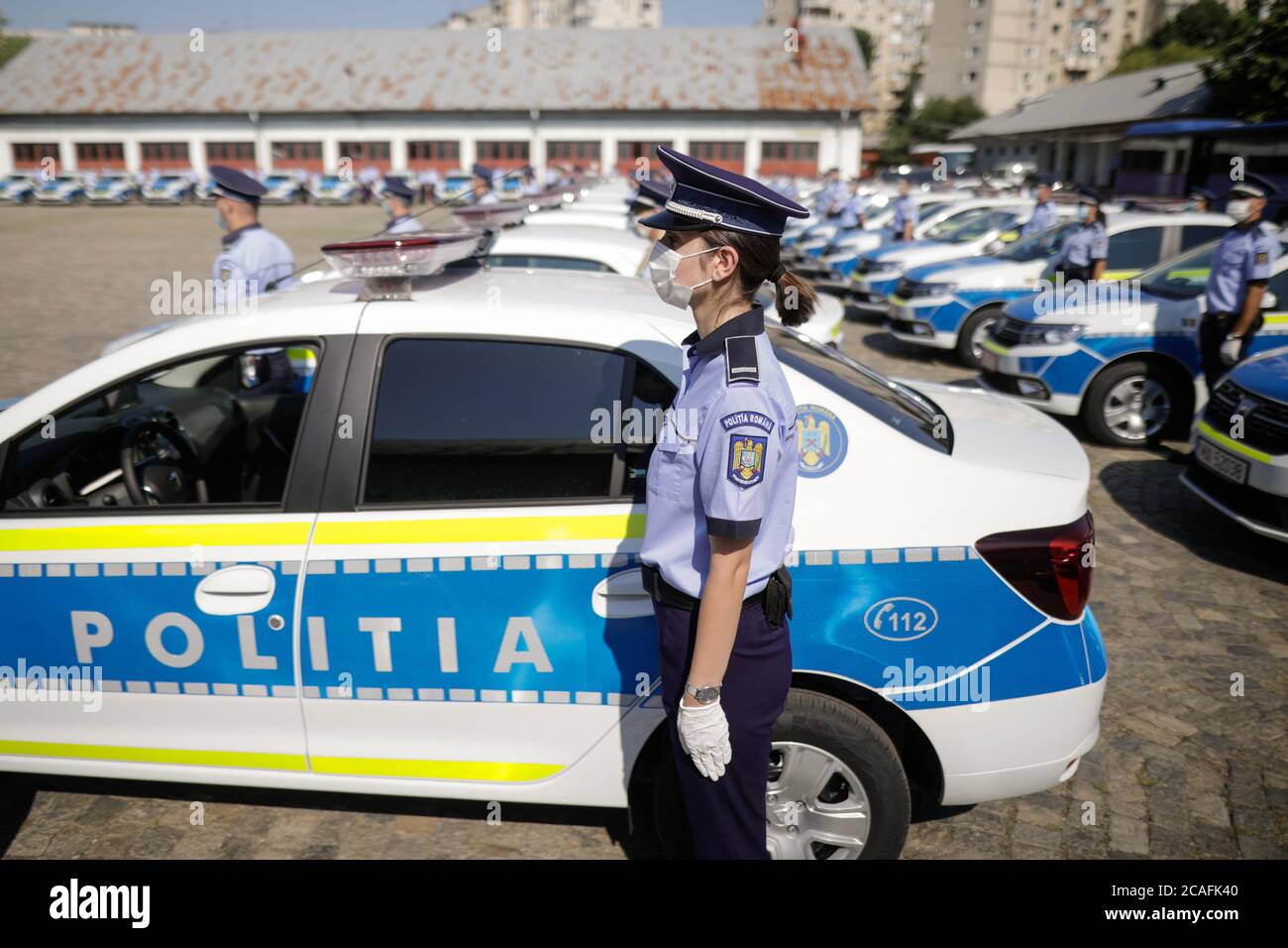 Bukarest, Rumänien - 29. Juli 2020: Rumänische Polizeibeamtin mit Maske während einer Veranstaltung der Polizei. Stockfoto