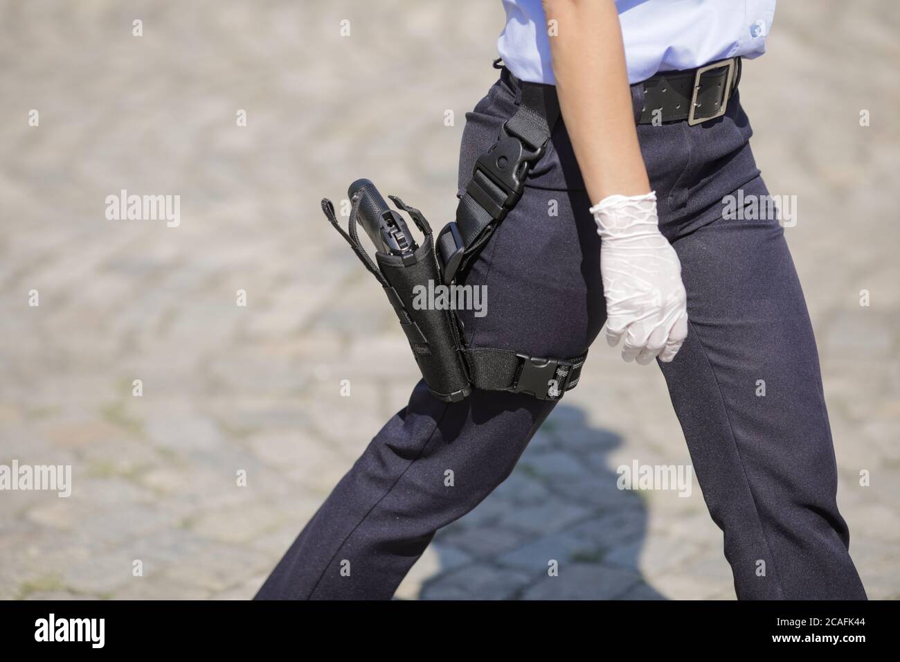 Bukarest, Rumänien - 29. Juli 2020: Details mit einer brandneuen Beretta PX4 Pistole im Holster einer rumänischen Polizistin während einer Veranstaltung der Stockfoto