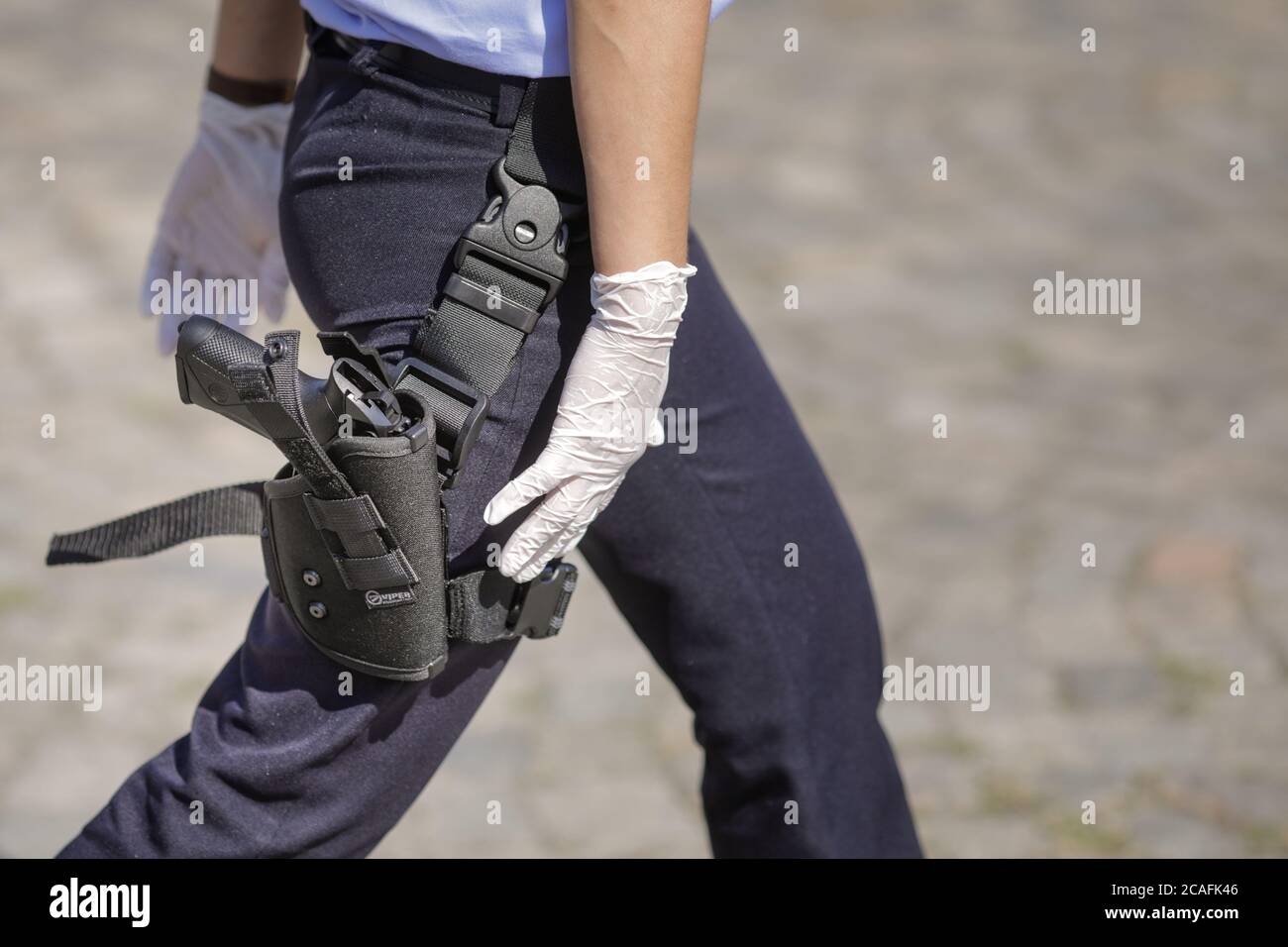 Bukarest, Rumänien - 29. Juli 2020: Details mit einer brandneuen Beretta PX4 Pistole im Holster einer rumänischen Polizistin während einer Veranstaltung der Stockfoto