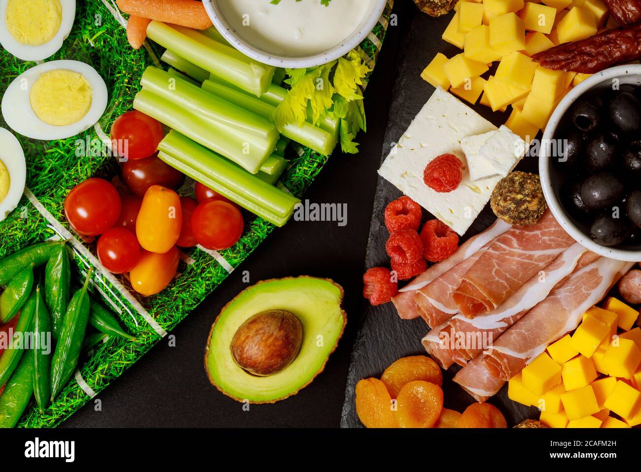 Gesunde Party-Vorspeise, kaltes Buffet, Deli mit vegetarischer Platte. Stockfoto