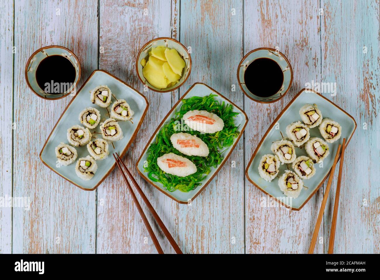 Set Philadelphia Sushi-Rolle mit Sojasauce, Ingwer und Essstäbchen. Stockfoto
