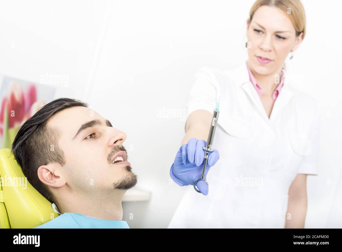 Nahaufnahme eines Mannes mit Zahnuntersuchung bei Zahn Klinik Stockfoto