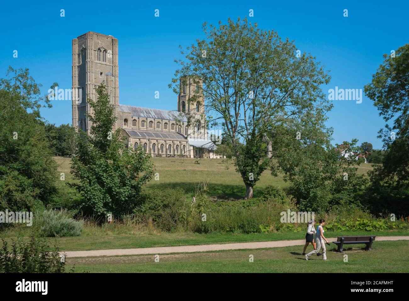 Britische Landschaft, Blick im Sommer des 15. Jahrhunderts Abbey Gebäude in der ländlichen Norfolk Stadt Wymondham, England, Großbritannien. Stockfoto