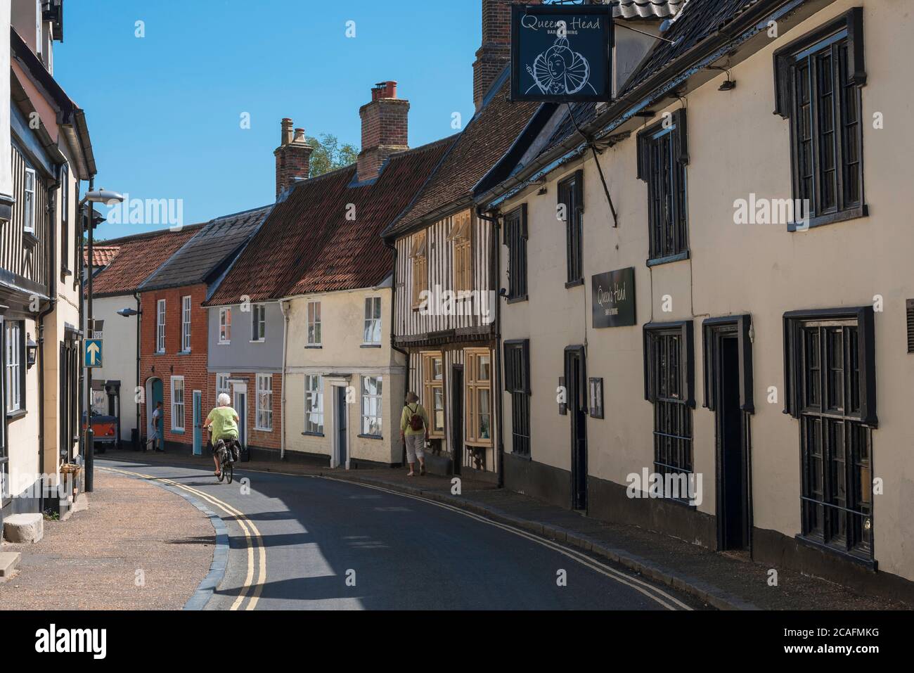 Wymondham Norfolk, Blick im Sommer auf mittelalterliche Häuser und Gebäude in der Bridewell Street im Zentrum von Wymondham, Norfolk, England, Großbritannien Stockfoto
