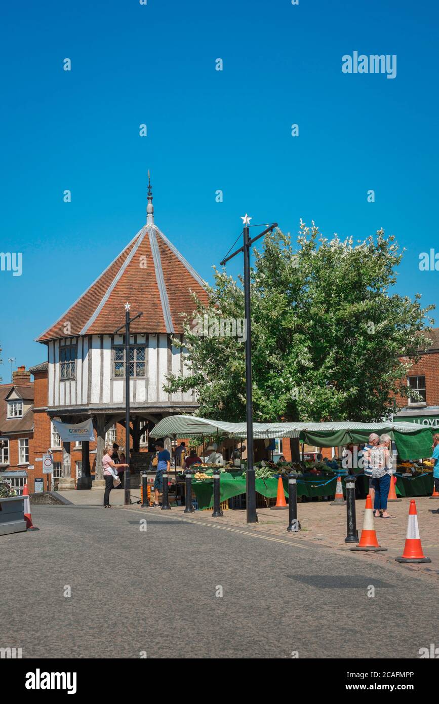 Wymondham Markt, Blick im Sommer auf den Marktplatz am Markttag im Zentrum der Stadt Wymondham, Norfolk, East Anglia, England, UK Stockfoto