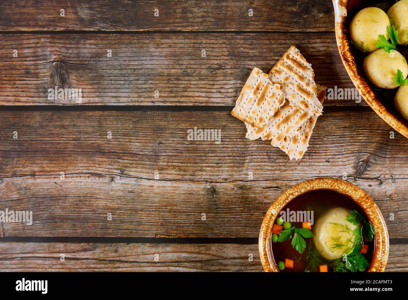 Matzoballsuppe mit Karotte und Petersilie mit Matzobrot und Matzobällchen. Stockfoto