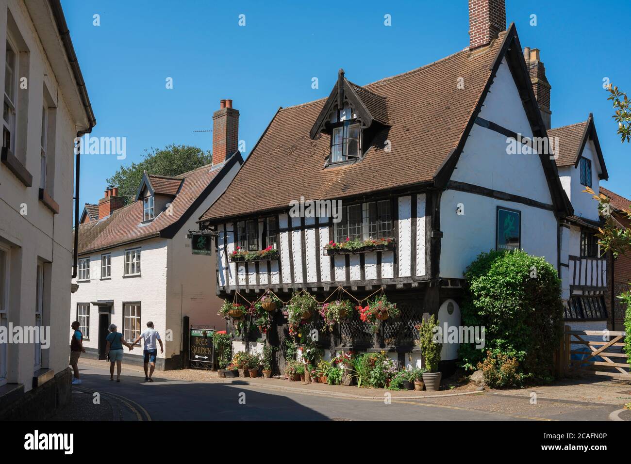 Traditioneller Pub UK, Blick im Sommer auf einen Fachwerkpub aus dem Jahr 1371 in der Norfolk Marktstadt Wymondham, England, East Anglia, Großbritannien. Stockfoto