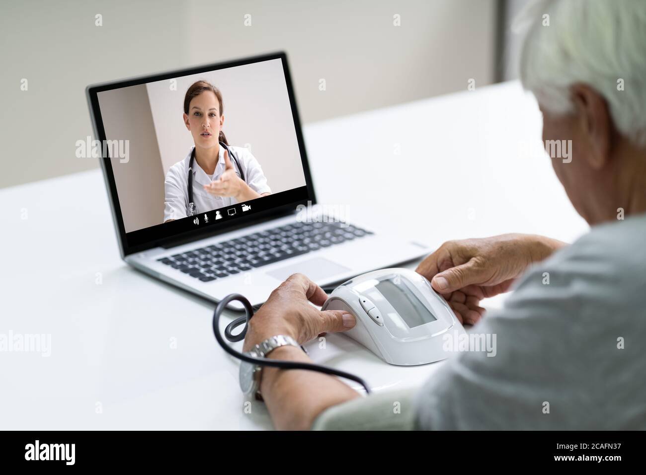 Alterer Mann Hoher Blutdruck In Videokonferenz Mit Arzt Stockfotografie Alamy