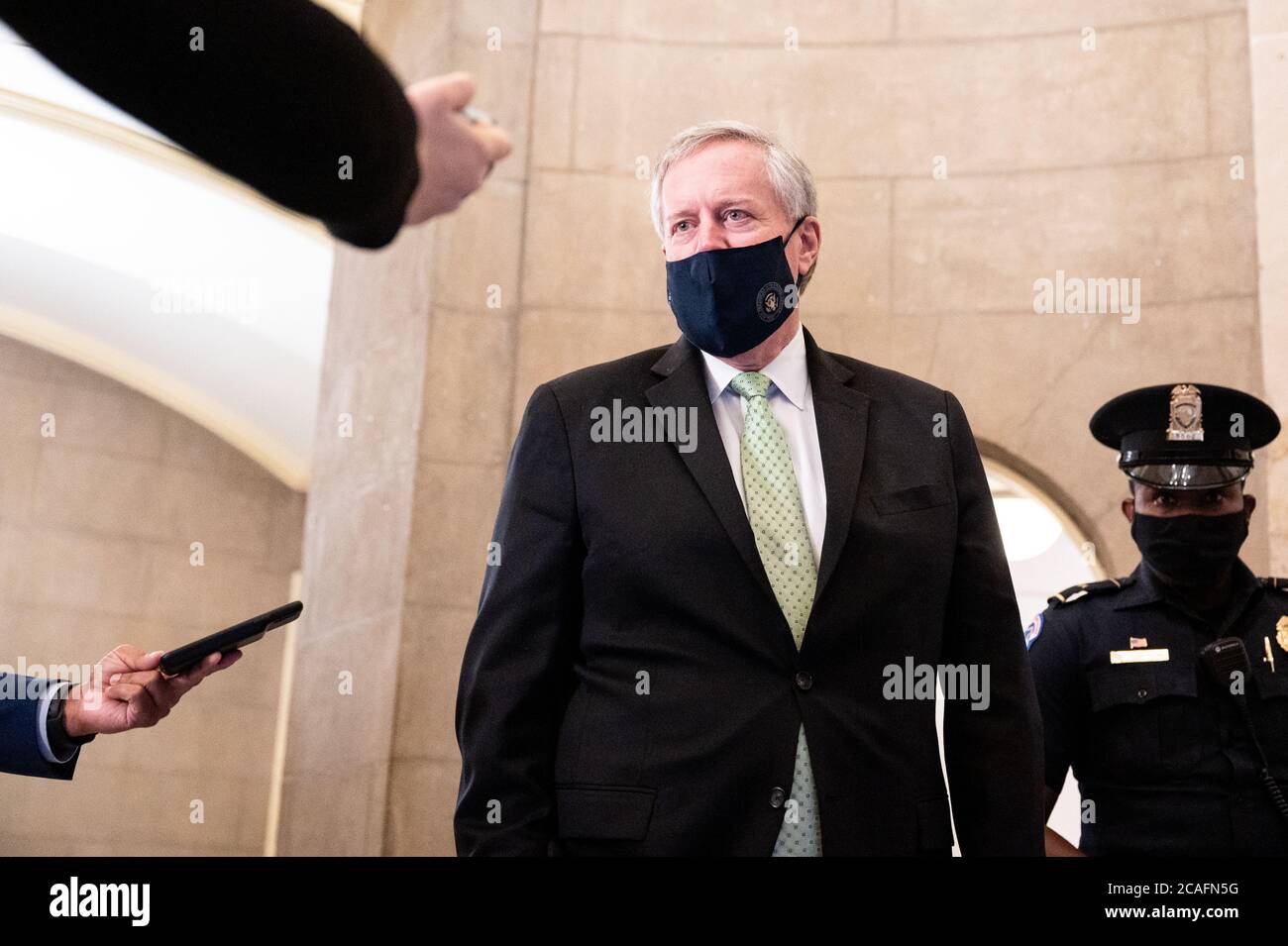 Washington, Usa. August 2020. Der Stabschef des Weißen Hauses, Mark Meadows, spricht mit der Presse, als er zum Treffen zwischen demokratischen Führern des Kongresses und dem Weißen Haus kommt, um das nächste Coronavirus-Hilfsgesetz zu diskutieren. Kredit: SOPA Images Limited/Alamy Live Nachrichten Stockfoto