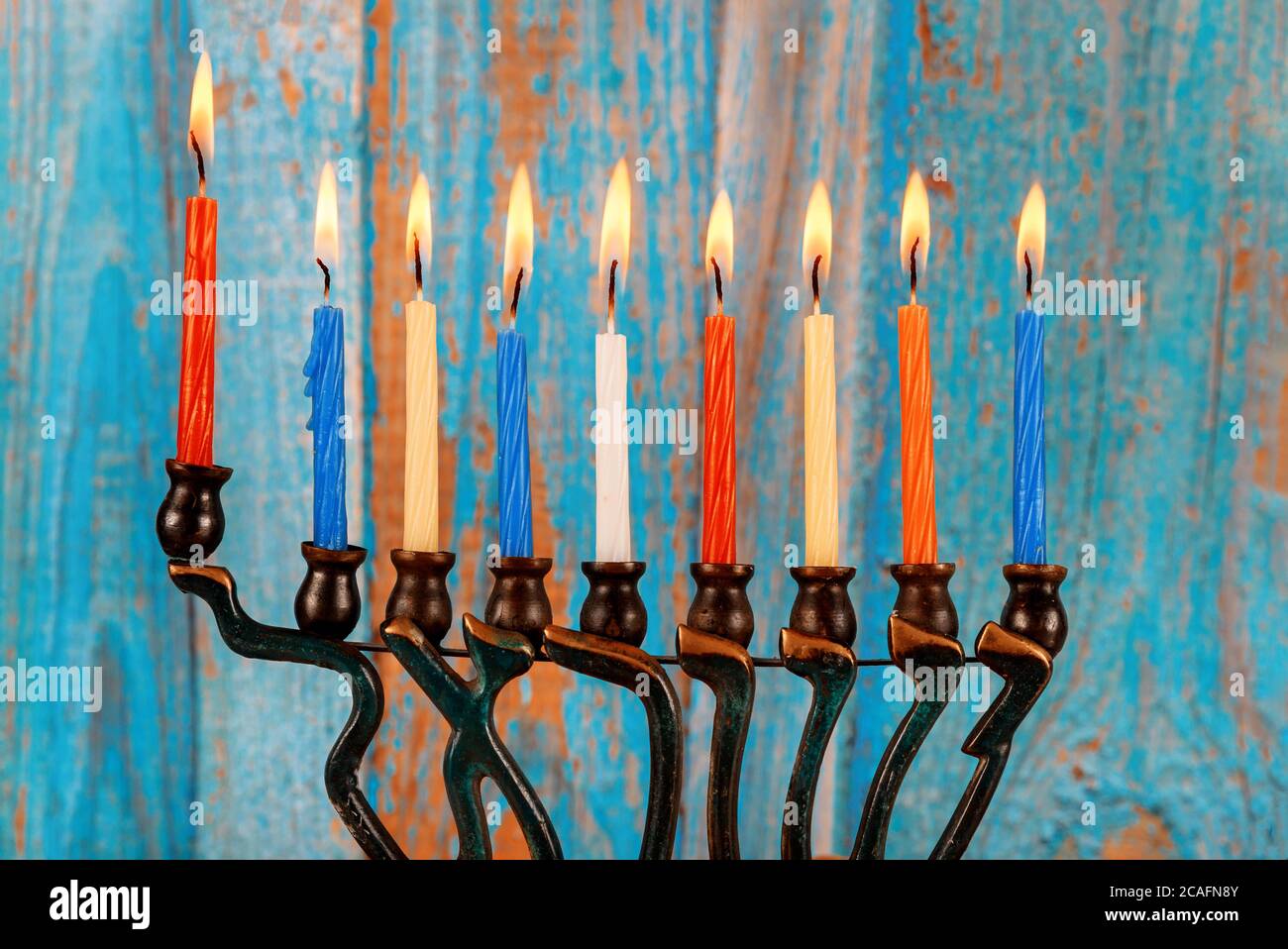 Hanukkah Menorah mit brennenden farbigen Kerzen. Jüdischer Feiertag. Stockfoto