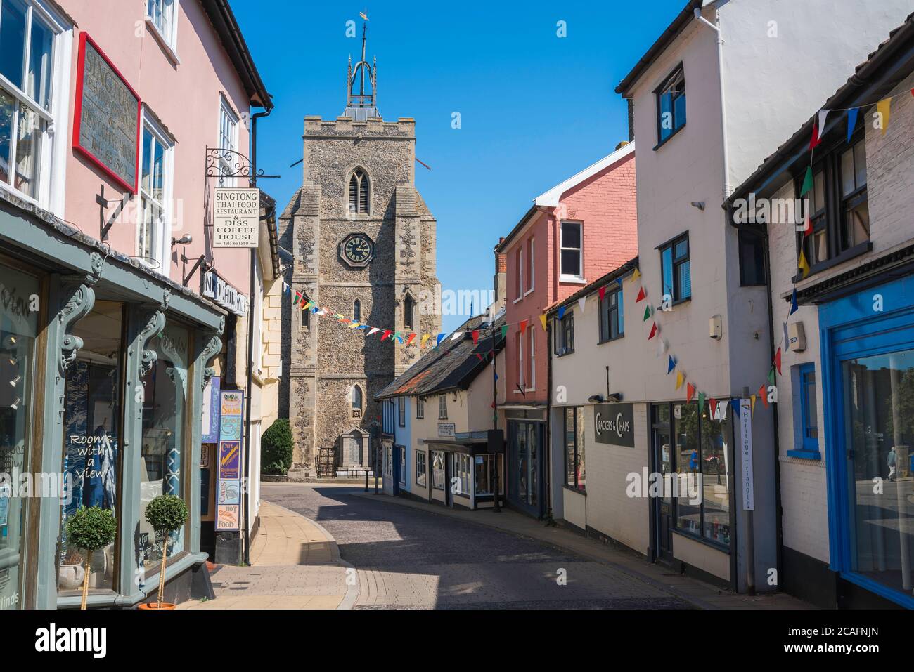 UK Stadt, Blick im Sommer auf St. Mary's Parish Church und unabhängige Geschäfte in St. Nicholas Street, Diss, Norfolk, East Anglia, England, Großbritannien Stockfoto