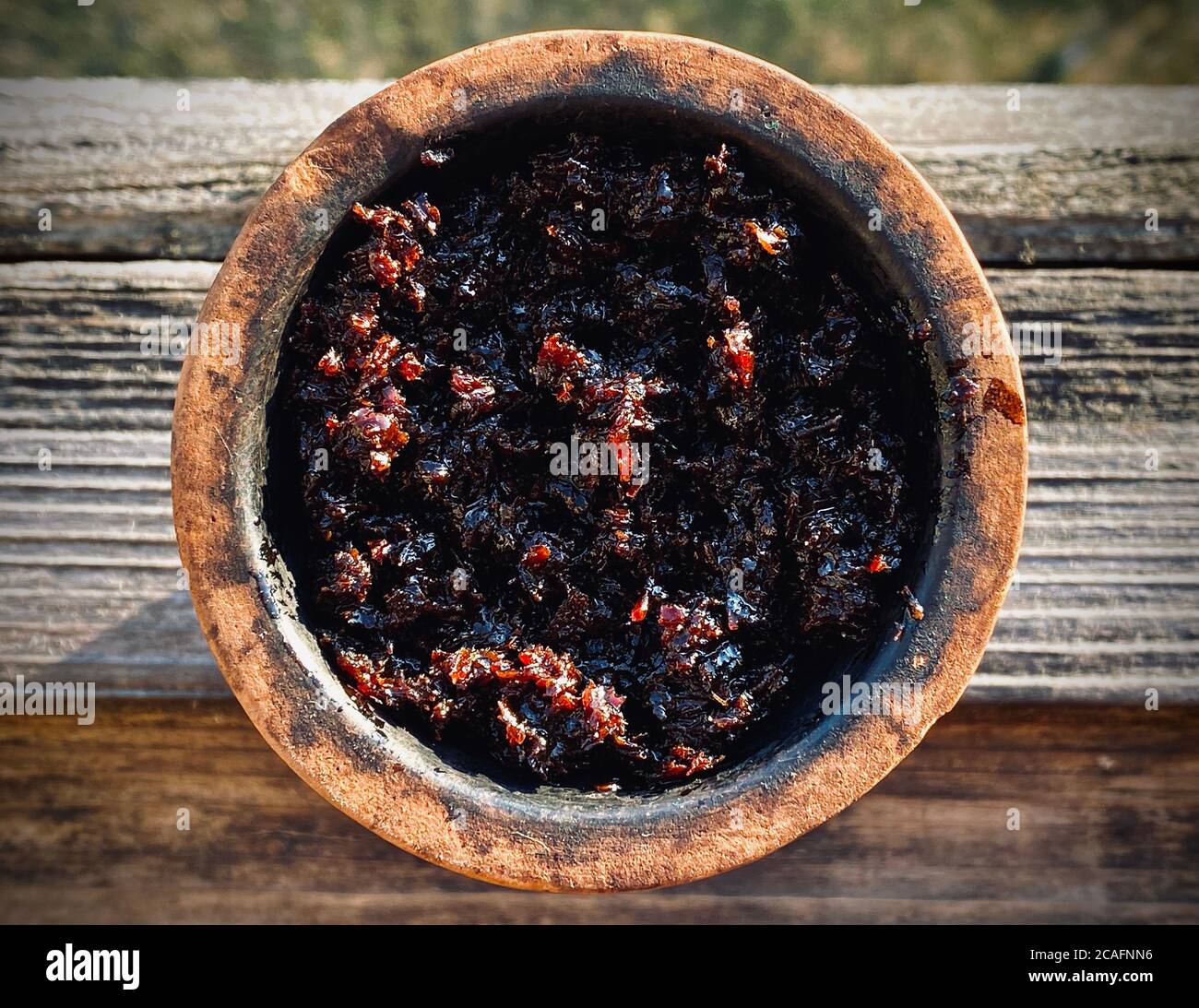 Tonschale mit Tabak zum Rauchen von Shisha Stockfoto