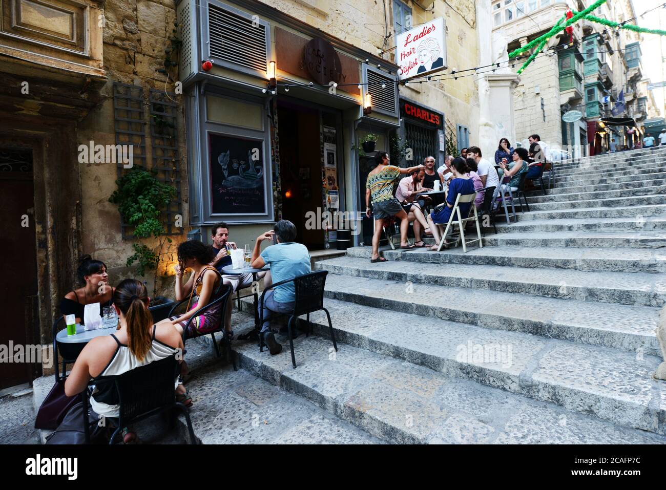 Cafe Society auf Triq San Gwann, in der alten zu wn von Valletta, Malta. Stockfoto