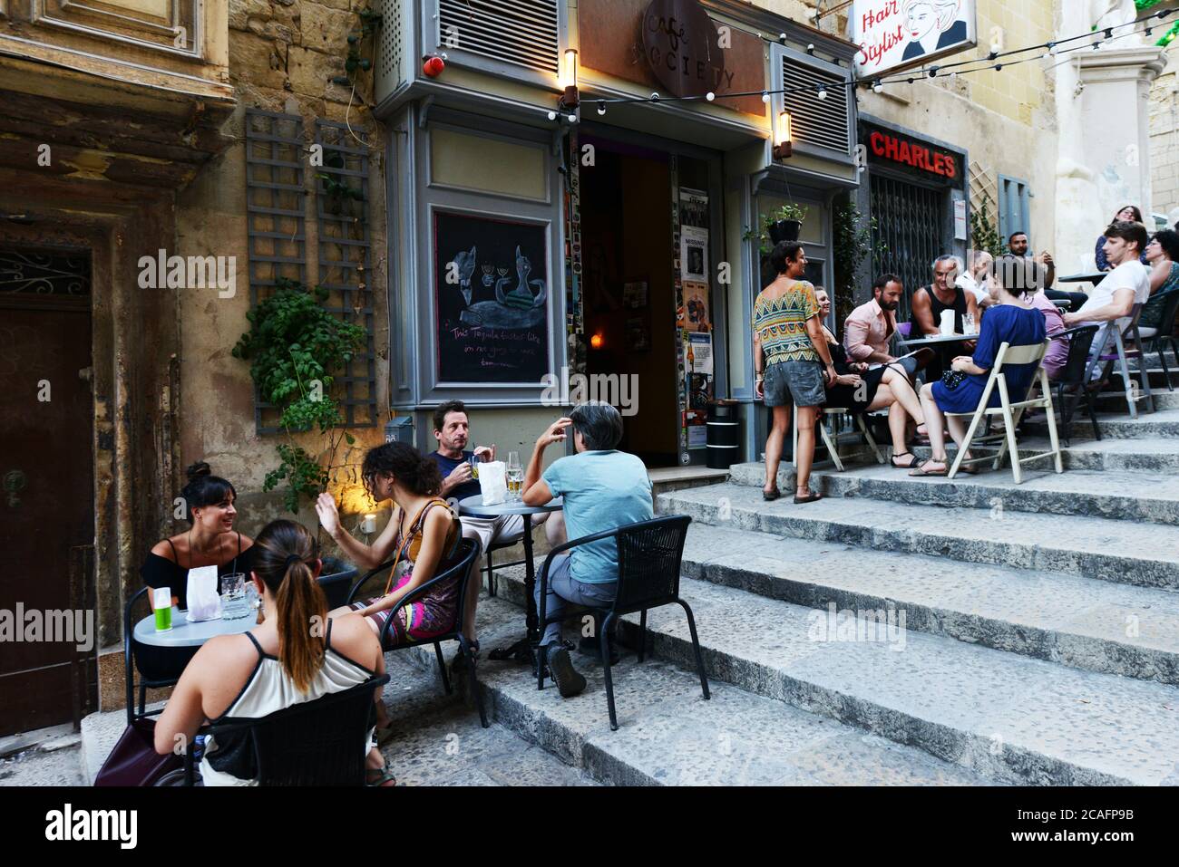 Cafe Society auf Triq San Gwann, in der alten zu wn von Valletta, Malta. Stockfoto