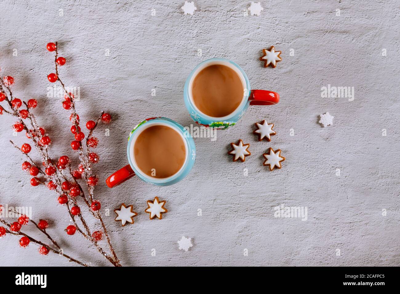 Zwei Becher Kakao mit heißer Milch und Stern-Ingwerkekse. Urlaubskonzept. Stockfoto