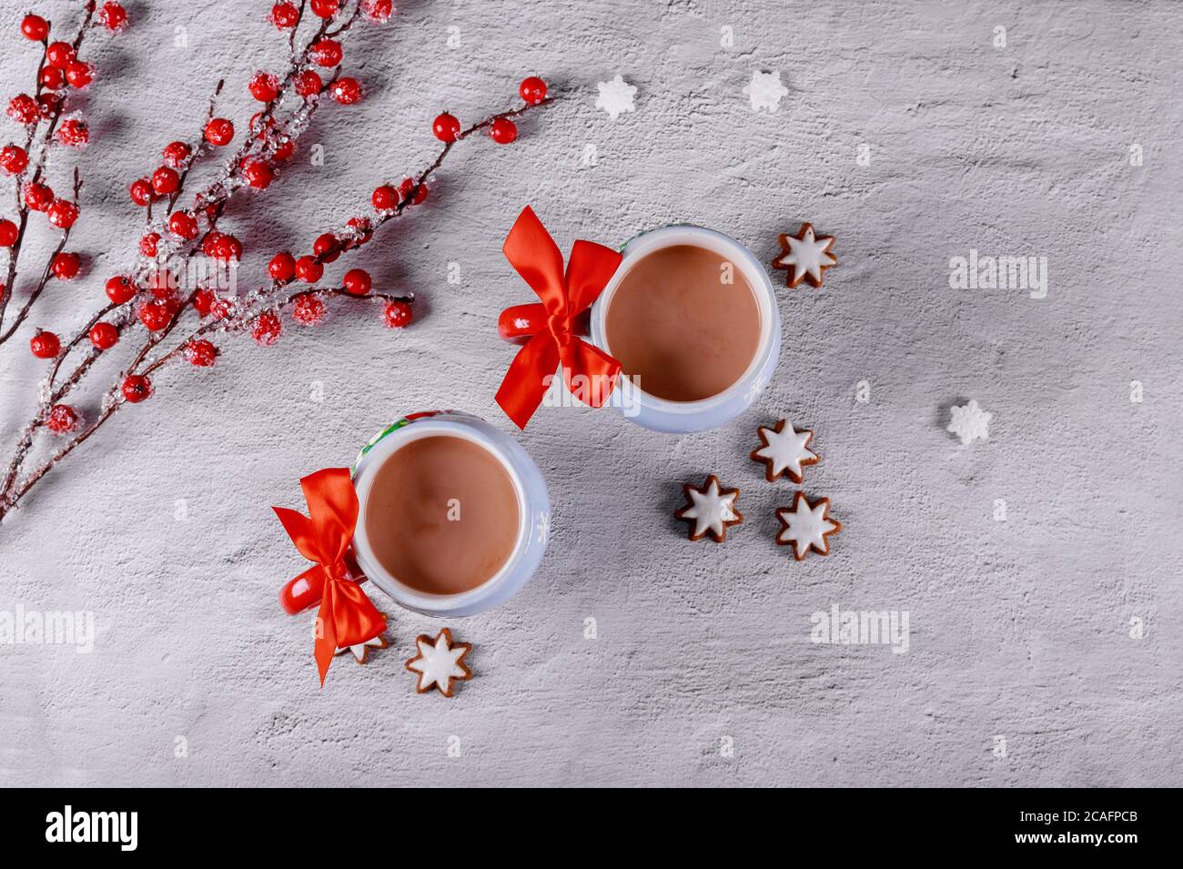 Heiße Schokolade Kakao in Tassen mit Stern Ingwer Cookies. Urlaubskonzept. Stockfoto