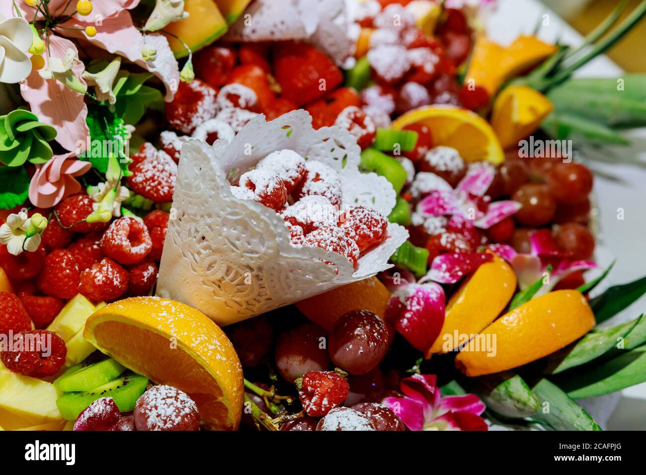 Frisches, gesundes Obst mit Zuckerpulver auf festlichem Tisch. Stockfoto
