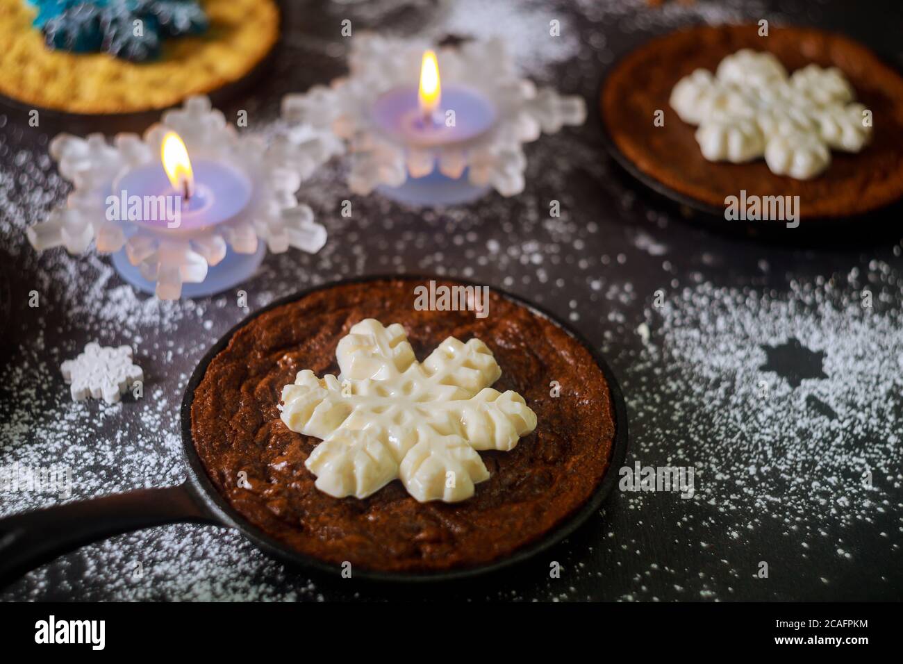 Hausgemachte Brownie und Schokolade Chip Cookie mit Schneeflocken Süßigkeiten auf Eisen Pfanne dekoriert. Weihnachtsfeiertage. Stockfoto