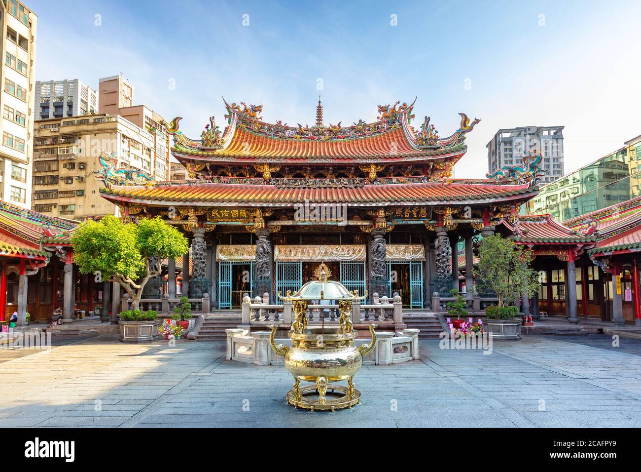Lungshan Tempel in Taipei, Taiwan. Der chinesische Text lautet: "Schützt das Volk", "Gnade und Fruchtbarkeit" und "Gnade erleuchtet alle Geschöpfe". Die chinesische t Stockfoto