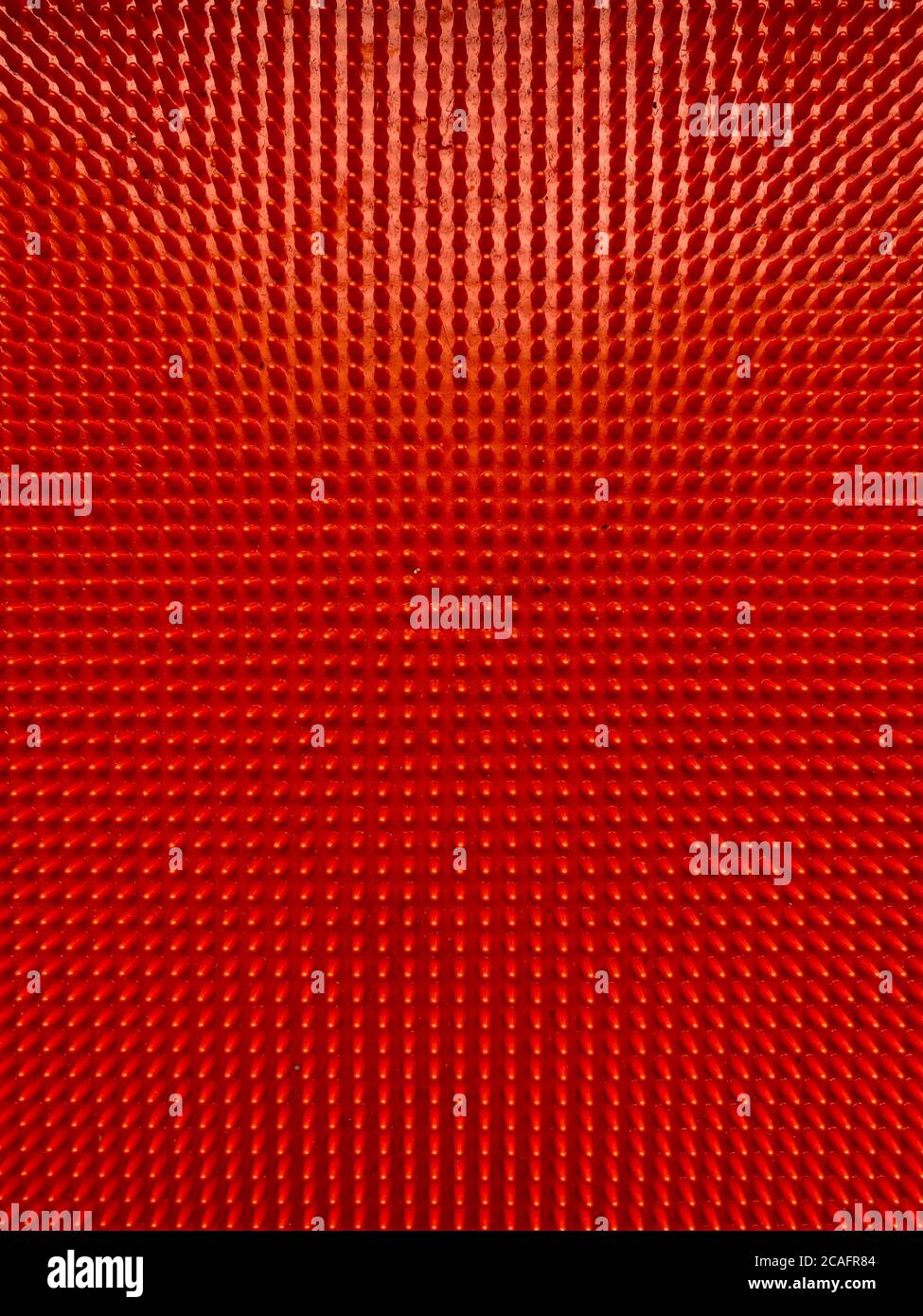 Textur, aus rotem Kunststoff mit Pickel Nahaufnahme, abstrakter Hintergrund Stockfoto
