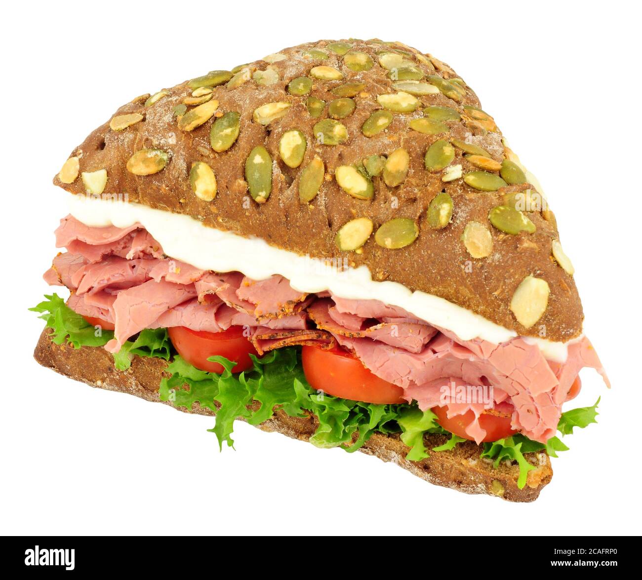 Pastrami und Pumpernickel Brot Sandwich isoliert auf einem weißen Hintergrund Stockfoto