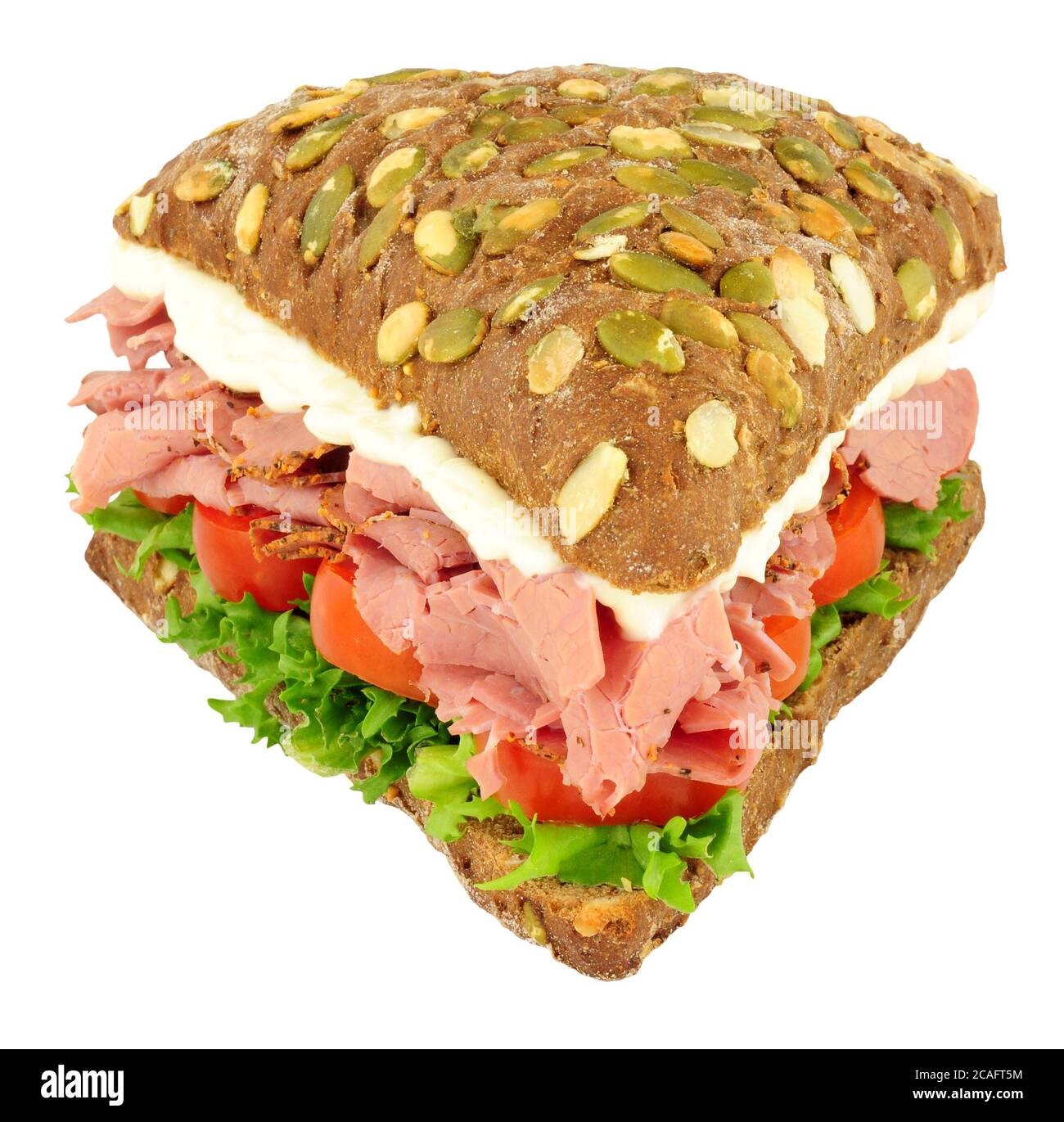 Pastrami und Pumpernickel Brot Sandwich isoliert auf einem weißen Hintergrund Stockfoto